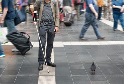 Sehbehinderter Mann mit Blindenstock