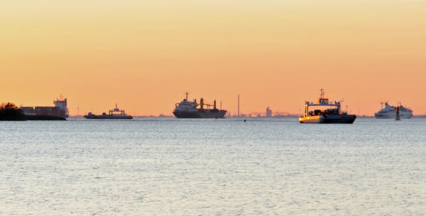 Schiffsverkehr auf der Elbe