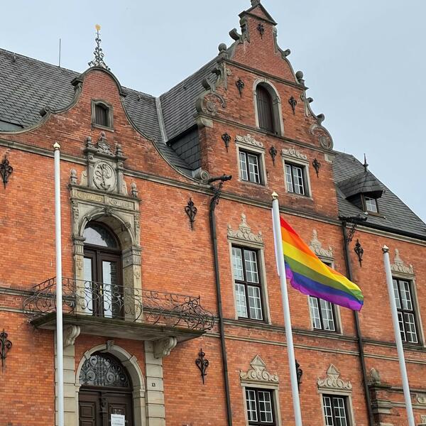 2021.07.7 Pride vor Rathaus Quadrat