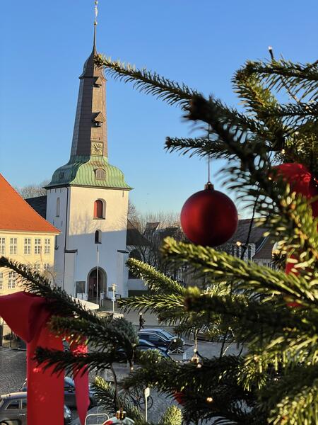 Weihnachtszweig mit Stadtkirche